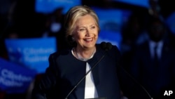  Democratic presidential candidate Hillary Clinton laughs while talking with patrons at Miller's Bar in Dearborn, Mich., Nov. 4, 2016. 