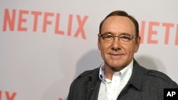 Kevin Spacey tiba di Teater Samuel Goldwyn di Beverly Hills, California, 27 April 2015. Netflix mengatakan bahwa Spacey dikeluarkan dari "House of Cards" setelah serangkaian tuduhan pelecehan dan penyerangan seksual dan memutuskan semua hubungan dengan aktor ini.