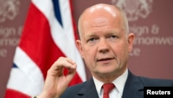 Menteri Luar Negeri Inggris William Hague memperingatkan Rusia agar tak mengganggu pilpres di Ukraina, di London hari Kamis (15/5). 