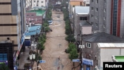 2026년 8월 17일 대한민국 거제에서 폭우가 내린 후 침수된 도로.