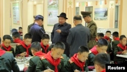 북한 평양의 만경대혁명학원을 방문한 김정은 북한 국무위원장. (자료사진)