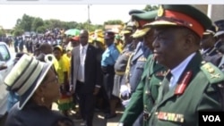 Amai Mujuru vanokwazisa vakuru vemauto nemapurisa