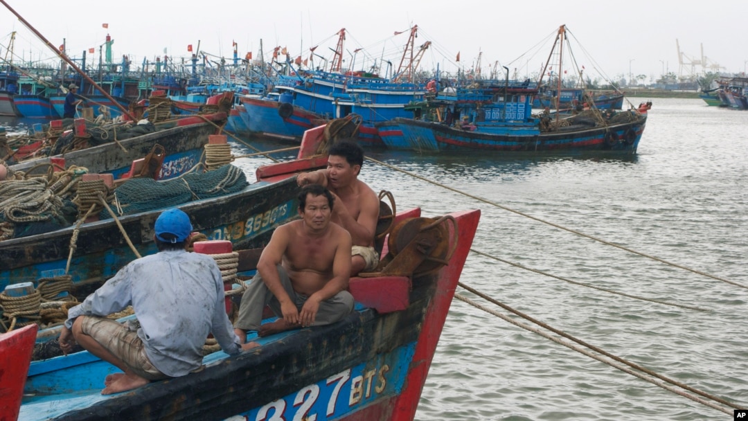 Ngư dân Việt trên tàu đánh cá ở Đà Nẵng. 