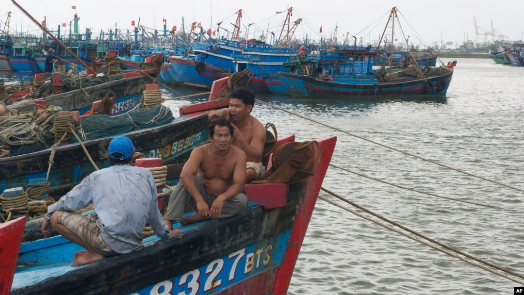 Ngư dân Việt quyết tâm bám biển để bảo vệ ngư trường và chủ quyền lãnh hải.