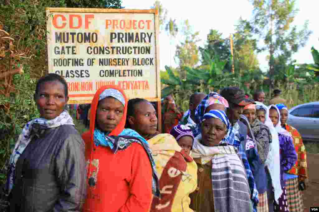 Lines form down the road to Mutomo Primary School as voters exercise patience during the Kenyan general elections of March 4, 2013. (J. Craig/VOA)