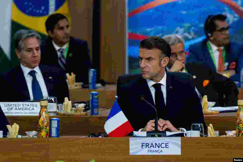 Emmanuel Macron, presidente de Francia, atento durante el discurso del presidente Joe Biden, en la cumbre G20 en Brasil.