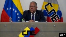 Elvis Amoroso, presidente del CNE, habla en una conferencia de prensa donde anunció la aprobación de ayudar técnicamente en la primaria opositora, este viernes, en Caracas.