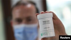 Imagen de archivo de un farmacéutico mostrando un bote de dexametasona en el Hospital Erasme de Bruselas, el 16 de junio de 2020. 