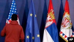 ARHIVA - Zastave Sjedinjenih Država, Evropske unije i Srbije, pred konferenciju izaslanika predsednika Donalda Trampa za pregovore Beograda i Prištine Ričarda Grenela, u Beogradu, 24. januara 2020. (Foto: AP/Darko Vojinović)