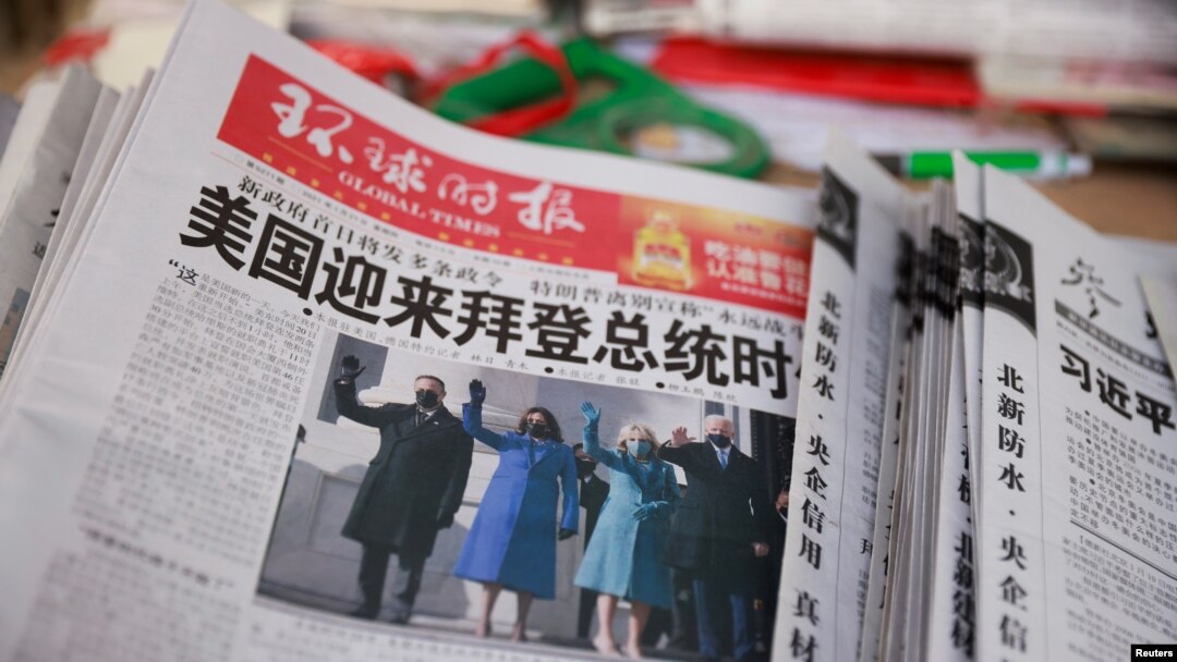 Koran Global Times menampilkan foto pelantikan Presiden AS Joe Biden dan Wakil Presiden AS Kamala Harris di halaman depan, di sebuah kios koran di Beijing, China, Kamis, 21 Januari 2021.