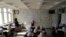 Suasana pembelajaran tatap muka di kelas, di sebuah SD di Kabul, Afghanistan, 26 Oktober 2021. (REUTERS/Zohra Bensemra). Taliban hanya mengizinkan laki-laki dan bocah perempuan mengenyam pendidikan di negara itu.