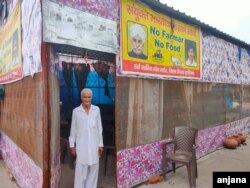 Many of the farmers have camped on the highway for over eight months. (Anjana Pasricha/VOA)