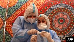지난 15일 요르단강 서안지구의 히브론에서 의료진들이 신종 코로나바이러스 감염증(COVID-19) 의심 환자의 검체를 살펴보고 있다. 