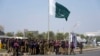  انتخابات میں مبینہ بے قاعدگیوں کی تحقیقات کے مطالبے پر احتجاج کرنے والوں کو روکنے کے لئے لاہور میں سیکیورٹی کی بھاری نفری تعینات تھی۔ بارہ فروری، فوٹو اے پی