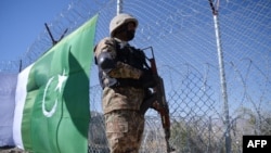 FILE - A Pakistani soldier stands guard next to a fence along Pakistan's border with Afghanistan in Pakistan's South Waziristan tribal district, Oct. 18, 2017. Pakistani officials said on Feb. 18, 2025, that security forces killed 30 Islamist militants in South Waziristan.