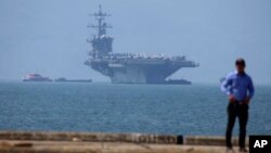 ກຳປັ່ນບັນທຸກເຮືອບິນ USS Carl Vinson ໄດ້ຖິ້ມສະໝໍລົງ
ຈອດຢູ່ ທ່າເຮືອ ຕຽນ ຊາ ໃນນະຄອນດານັງ ຂອງຫວຽດນາມ
ວັນທີ 5 ມີນາ 2018.