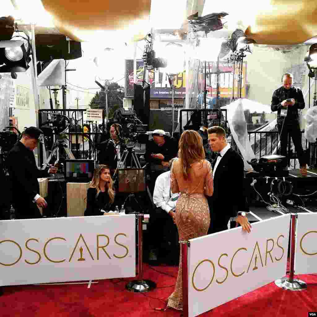 Des journalistes ont posé leurs caméras près du tapis rouge réservé aux stars hollywoodiennes, à Hollywood, Los Angeles, Californie, le 22 février 2015