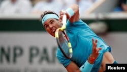 Petenis nomor satu dunia asal Spanyol, Rafael Nadal, dalam pertandingan melawan petenis Argentina, Guido Pella, di Roland Garros, Paris, 31 Mei 2018.