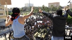 Un tanque del ejército libio en poder de los opositores al gobierno de Gadhafi es rodeado por manifestantes en Zawiya.