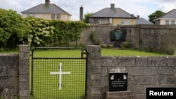 Pintu masuk di kuburan massal dekat bekas panti Katolik bagi para perempuan yang tidak menikah di kota Tuam, Irlandia barat (foto: dok). 