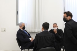베냐민 네타냐후 이스라엘 총리(왼쪽)가 5일 예루살렘 지방법원에서 열린 부패 혐의 관련 심리에 참석했다.