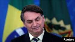 En Taguatinga, una barriada de Brasilia, el presidente Jair Bolsonaro se detuvo en una bulliciosa plaza del mercado para hablar con un hombre que vendía brochetas de carne a la parrilla.