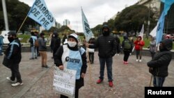 La situación económica creada en Argentina por el coronavirus ha llevado a muchos de los más vulnerables a protestar en las calles.