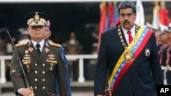 El presidente de Venezuela, Nicolás Maduro y su ministro de Defensa, Vladimir Padrino López, revisan a las tropas durante un desfile militar en Caracas, Venezuela, el 24 de mayo de 2018.