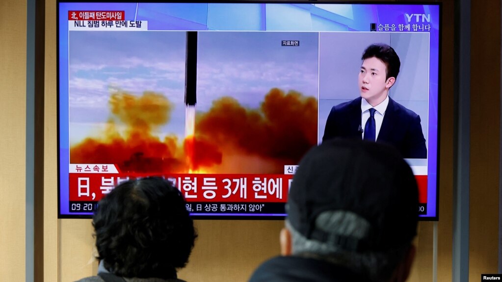 韩国民众在首尔观看电视播放朝鲜发射弹道导弹的新闻。（2022年11月3日）(photo:VOA)