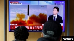 资料照片; 在首尔，人们正在观看朝鲜向东海岸发射弹道导弹的新闻报道.