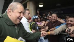 Hugo Chávez saluda a partidarios suyos durante un acto en Caracas.