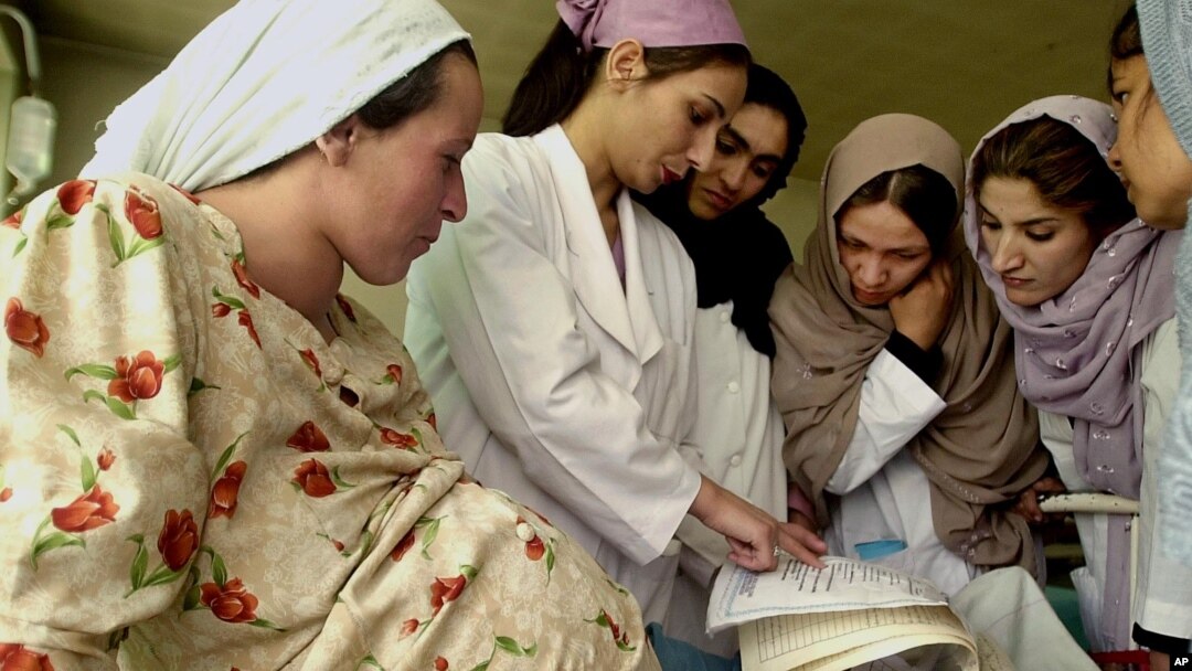Rabia, 32 (kiri), mendengarkan Dr. Nilofar membahas kehamilannya pada para ko-as di Rumah Sakit Perempuan Malalai di Kabul, Afghanistan. (Foto: Dok)