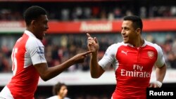 Alexis Sanchez et Alex Iwobi de l’Arsenal jubilent après un but lors du match Arsenal-Watford au championnat anglais, au stade Emirates, Londres, 4 février 2016.