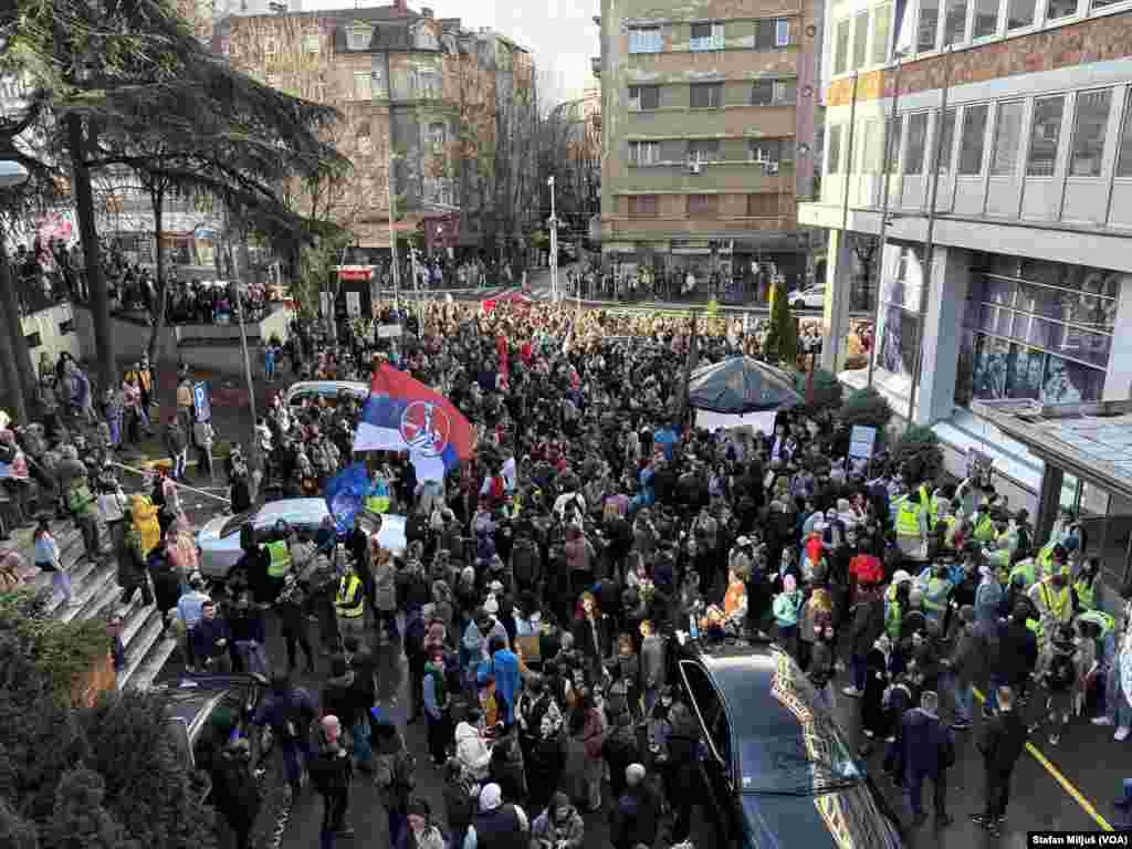 Plato ispred RTS je popunjen, a očekuje se da do kraja dana pristigne još građana