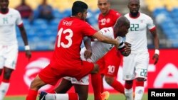 L’équipe nationale de la Tunisie, en rouge, affronte celle du Burkina lors de la Coupe d’Afrique des nations au stade de l’Amitié, à Libreville, Gabon, 28 janvier 2017.