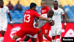 Le Tunisien Ferjani Sassi, à gauche, en lutte avec le Burkinabè Charles Kaboré à la CAN 2017, Gabon le 28 janvier 2017