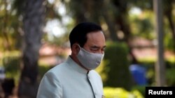 Perdana Menteri Thailand Prayut Chan-o-cha memakai masker pelindung akibat wabah Covid-19, saat ia keluar dari pertemuan di Government House di Bangkok, Thailand, 24 Maret 2020. (Foto: REUTERS / Soe Zeya Tun)