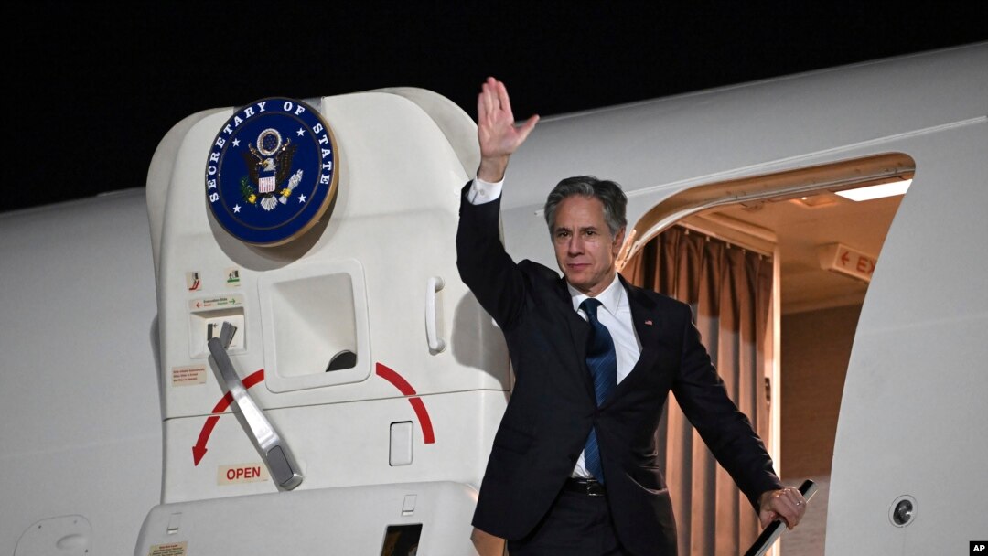 El secretario de Estado de EEUU, Antony Blinken, se despide con un gesto de la mano mientras aborda su avión en Aqaba, Jordania, el sábado 14 de diciembre de 2024. 