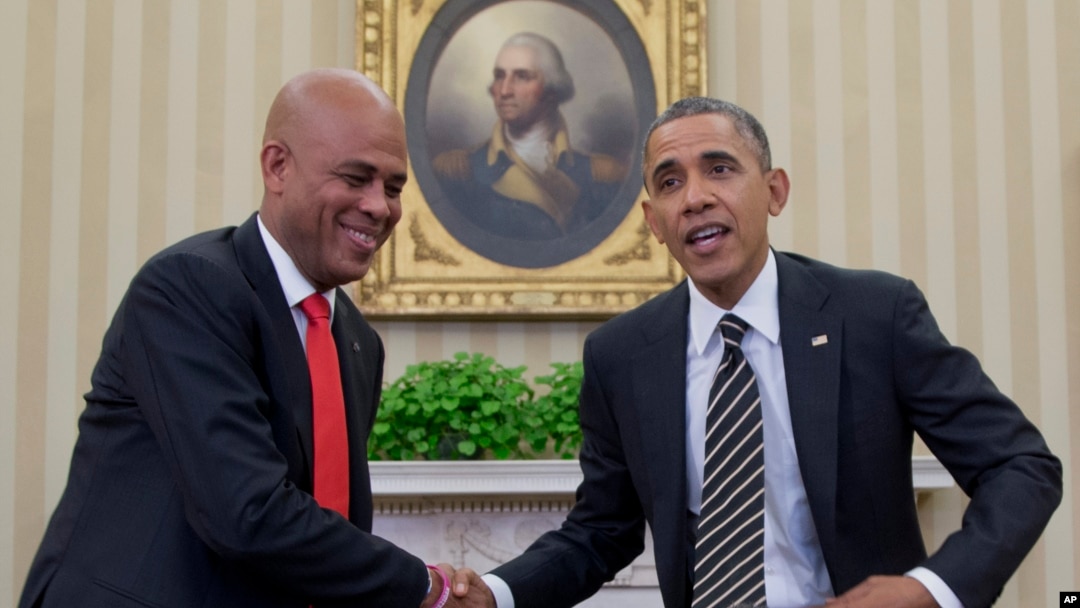 Presiden AS Barack Obama dan Presiden Haiti Michel Martelly berjabat tangan dalam pertemuan di Gedung Putih (6/2). (AP/Carolyn Kaster)