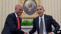 Presiden AS Barack Obama dan Presiden Haiti Michel Martelly berjabat tangan dalam pertemuan di Gedung Putih (6/2). (AP/Carolyn Kaster)