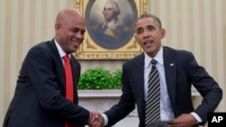 Presiden Haiti Michel Martelly berjabat tangan dengan Presiden Obama di Ruang Oval Gedung Putih di Washington, DC (6/2/2014).