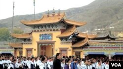 Para pelajar Tibet melakukan aksi protes di kota Rebkong, provinsi Qinghai.