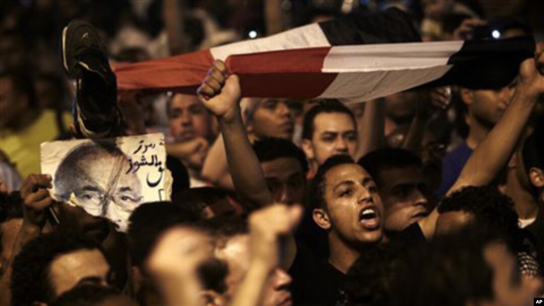 Qohiraning Tahrir maydoni va yana bir necha shaharda minglab fuqarolar to’planib, armiya, sobiq harbiy Ahmad Shafiq va Musulmon Birodarlardan prezidentlikka nomzod Muhammad Mursiga qarshi shiorlar yangragan edi