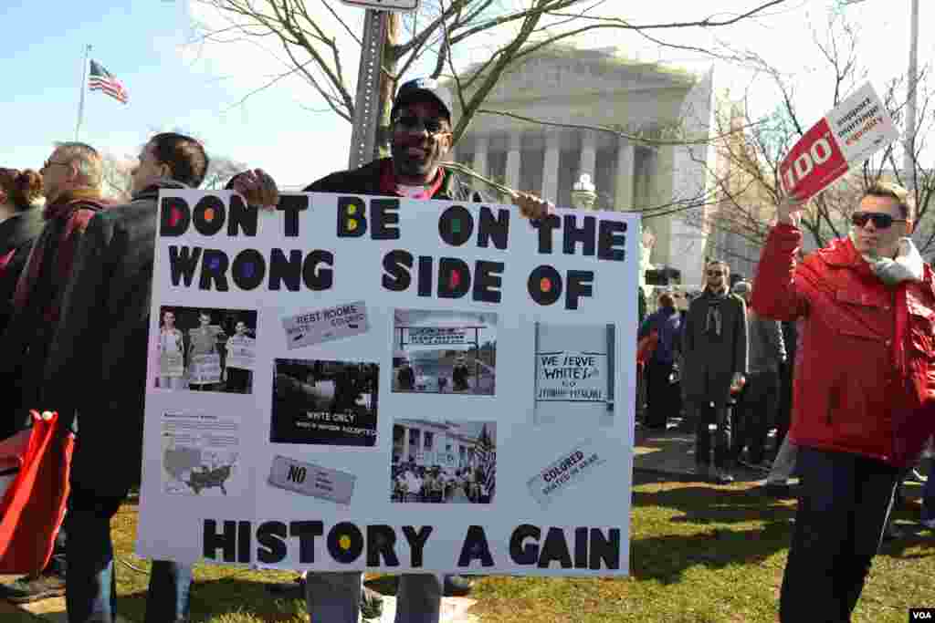El martes 26 de marzo decenas de personas llegaron para protestar a las puertas de la Corte Suprema mientras los magistrados deliberan sobre los derechos de las parejas homosexuales y el matrimonio.