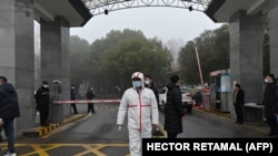 L'entrée du centre de contrôle et de prévention des maladies de la province du Hubei , lors de la visite de l'équipe de l'OMS qui enquête sur les origines du coronavirus, le 1er février 2021. (Photo HECTOR RETAMAL / AFP)