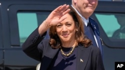 Capres dari Partai Demokrat sekaligus Wakil Presiden AS, Kamala Harris, melambaikan tangan ke arah media saat tiba di Bandara Internasional Pittsburgh, di Coraopolis, Pennsylvania, pada 5 September 2024. (Foto: AP/Jacquelyn Martin)