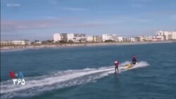 موج سواری بابا نوئل ها در فلوریدا