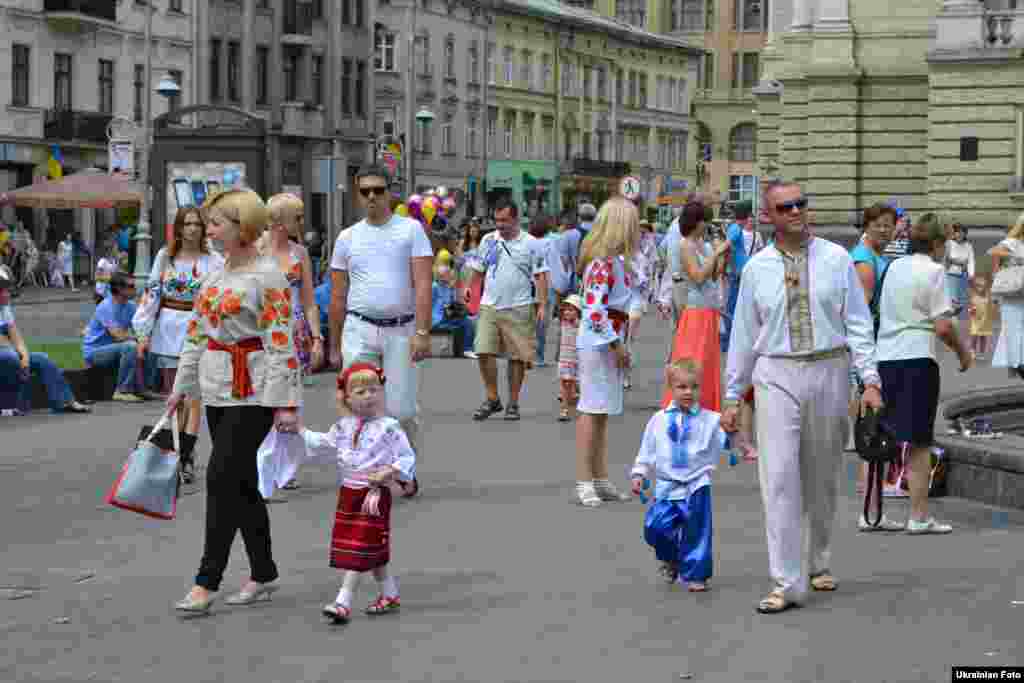 За традицією, і гості, і мешканці Львова вдягають у День незалежності вишиванки.