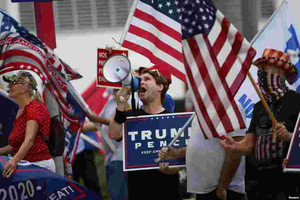 جوبائیڈن کے حامیوں کی طرح ڈونلڈ ٹرمپ کے حامی بھی پریز آرٹ میوزیم کے باہر جمع تھے۔ انہوں صدر ٹرمپ کے حق میں نعرے لگائے۔