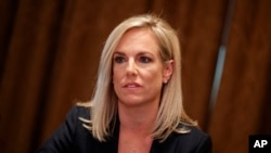 La secretaria de seguridad Nacional (DHS, por sus siglas en inglés), Kirstjen Nielsen señaló que el nuevo centro garantizará que los funcionarios "puedan fusionar los datos de inteligencia y aplicación de la ley de todo el gobierno en un solo lugar".